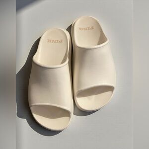 PINK Victoria’s Secret White Platform Slides Sandals Size 7–8‎ (Fits 7)